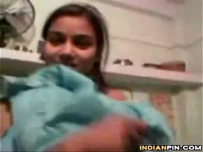 Indian Teen Girl Repartee Her Bared Body